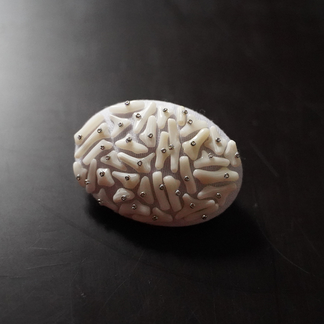 白珊瑚とガーゼのブローチ1