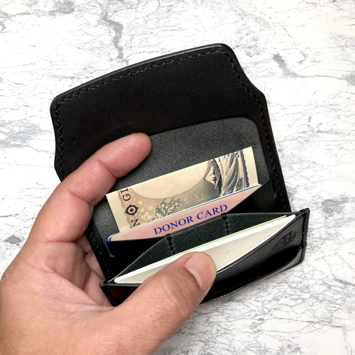 通勤に馴染む本革のマルチケース｜栃木レザー カードケース 黒 パス