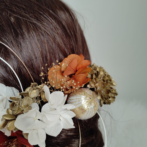 和装髪飾り　白椿✕橙アレンジ　ヘアアクセサリー 白椿の和装髪飾り 卒業式髪飾り 成人式髪飾り 結婚式髪飾り 水引き
