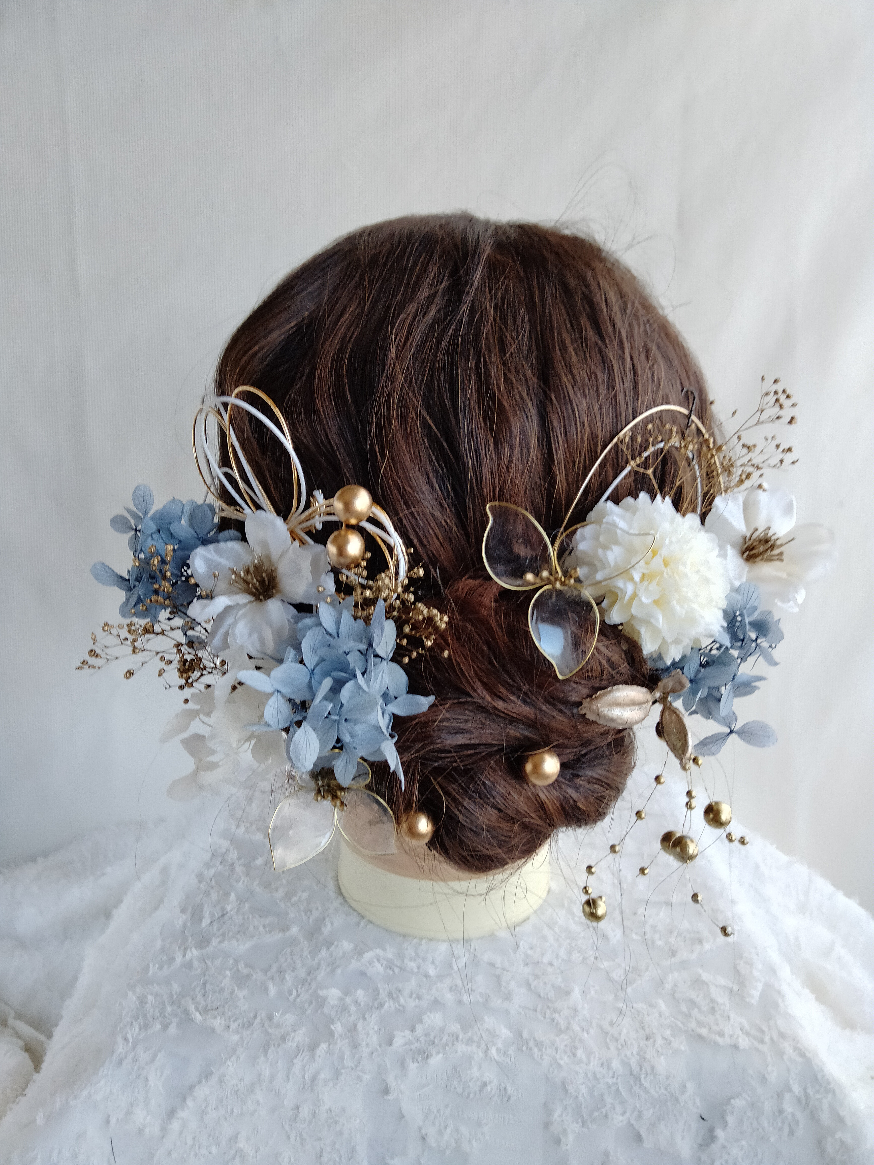 クリアフラワーと水引の林檎の花髪飾り　ニュアンスカラー　くすみブルー　くすみ青　アメリカンフラワー　ゴールド　水引き　袴
