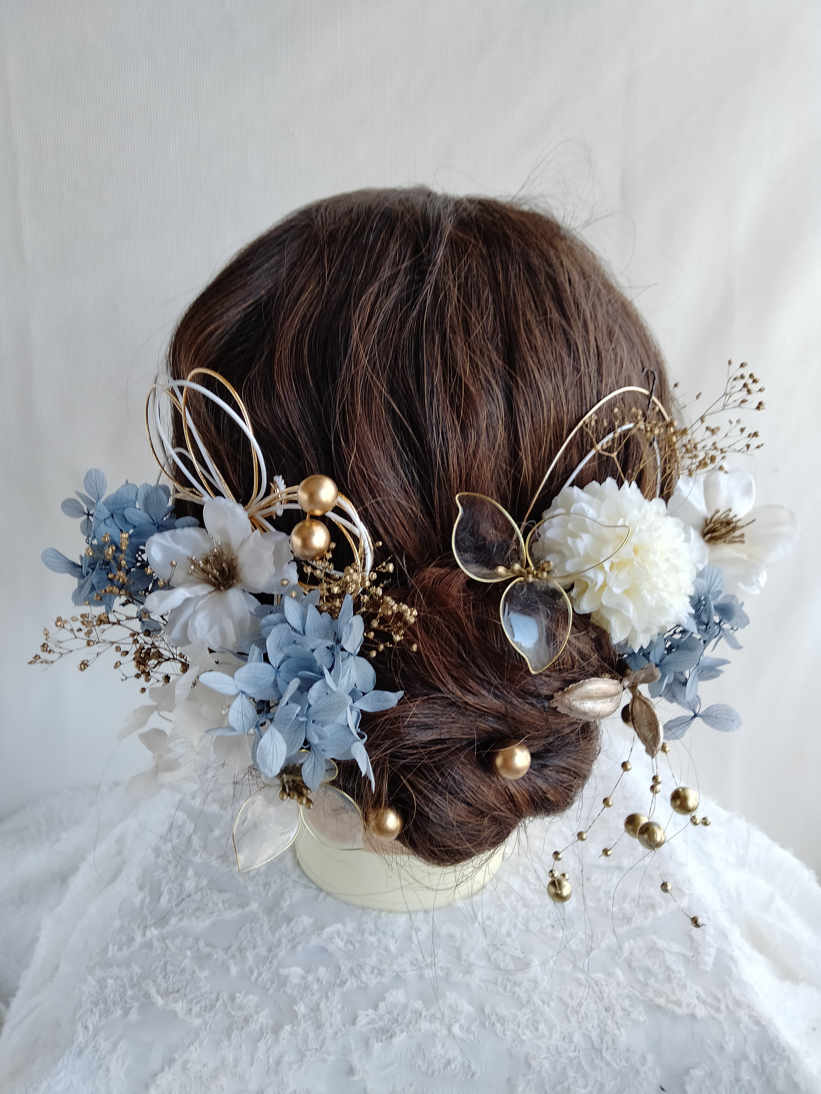 クリアフラワーと水引の林檎の花髪飾り　ニュアンスカラー　くすみブルー　くすみ青　アメリカンフラワー　ゴールド　水引き　袴