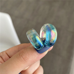 無痛流行無穿孔耳環透明淺藍色清透藍色厚款大號圈形耳環樹脂材質 第3張的照片