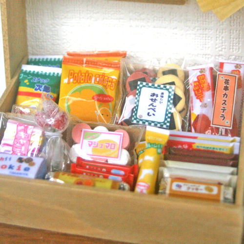 27。ミニチュア 駄菓子屋 紐付き飴 10×7×2.8cm位 - メルカリ