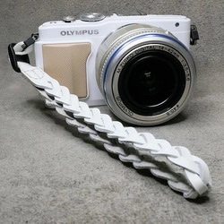 トリック三つ編みのカメラ用レザーストラップ★グローブレザー、ヌバック、スムースレザーなど使用 8枚目の画像