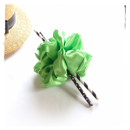 L：緑 サテン／きほんのシュシュ・グリーン 光沢／イベント ライブ  