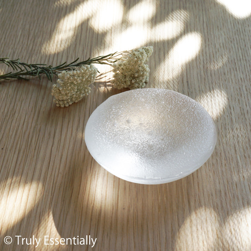 無色透明白色ガラスのアクセサリートレイ -「 KAZEの肌 」○ 8cm