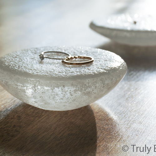 無色透明白色ガラスのアクセサリートレイ -「 KAZEの肌 」○ 8cm