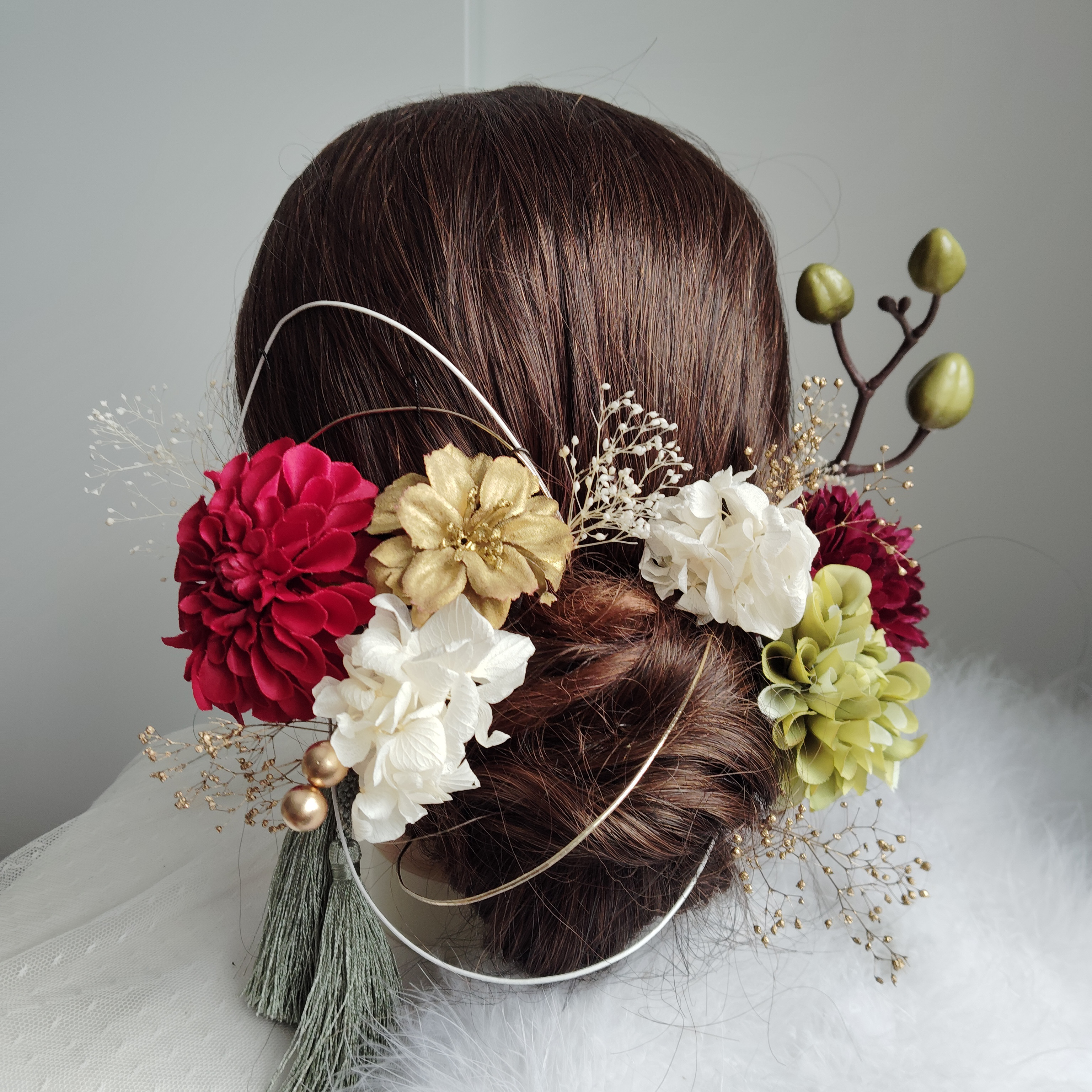 くすみ緑と赤の結婚式髪飾り　白無垢　成人式　卒業式　結婚式　振袖　着物　袴　和装婚　花嫁和装　タッセル　水引
