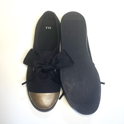 黑色大絲帶和金色鞋頭一腳蹬運動鞋（22.5 公分-25.0 公分） 第6張的照片