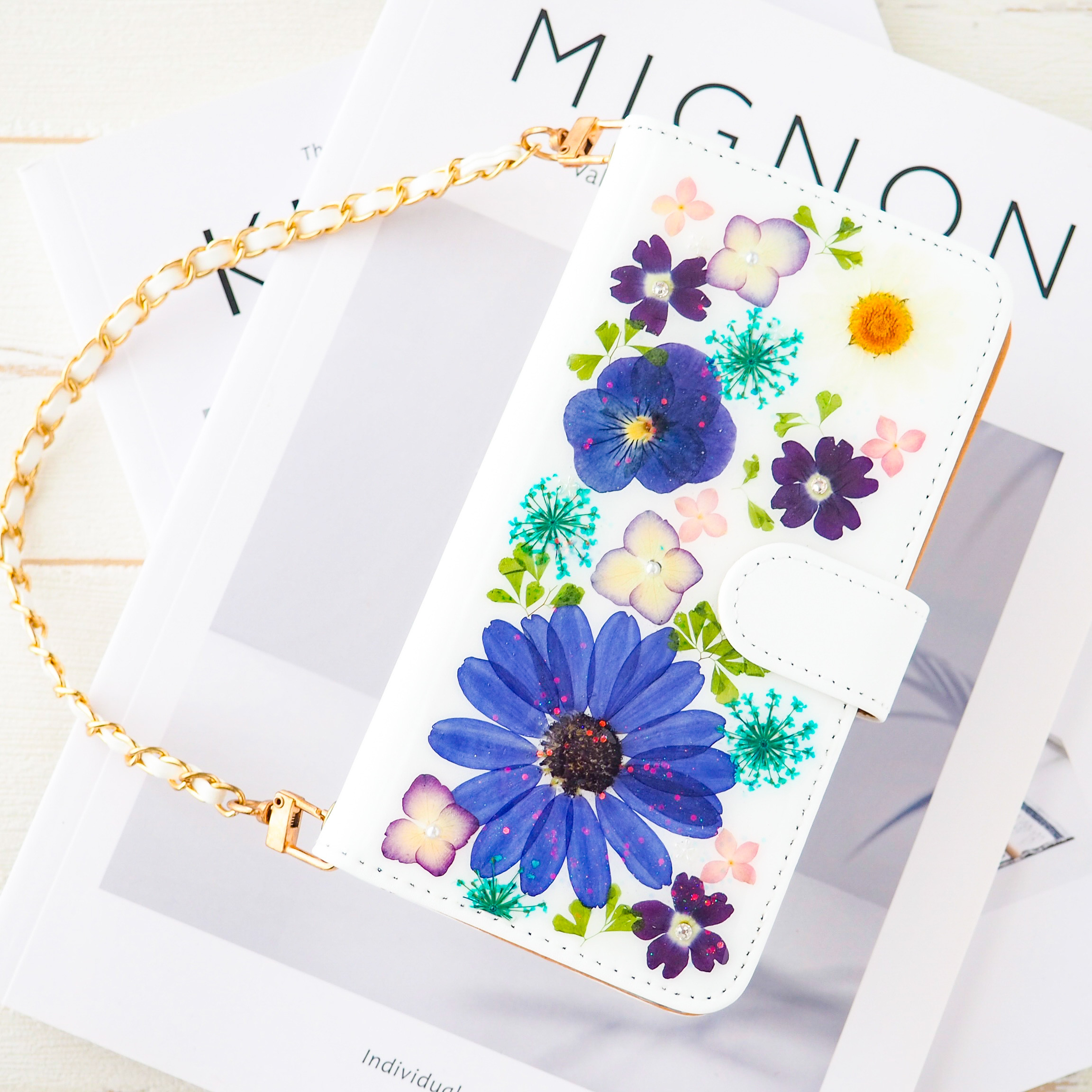 ＊優雅に咲くサイネリアの押し花ケース＊(手帳型)288'全機種対応 本物のお花 スマホショルダー iPhone17