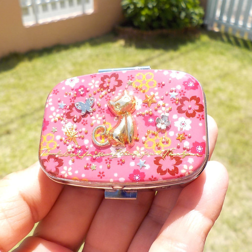 ワケありな逸品 レジンアート 訳あり品 お座り猫 ピルケース（小物入れ