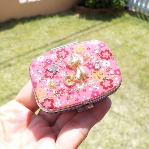 ワケありな逸品 レジンアート 訳あり品 お座り猫 ピルケース（小物入れ