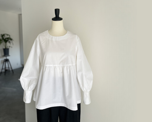 HYKE ハイク　バンドカラーブラウス　ギャザー　パフスリーブ　白　サイズ2 パフスリーブ ハイウエストギャザー カフスボタン ブラウス Bernardina