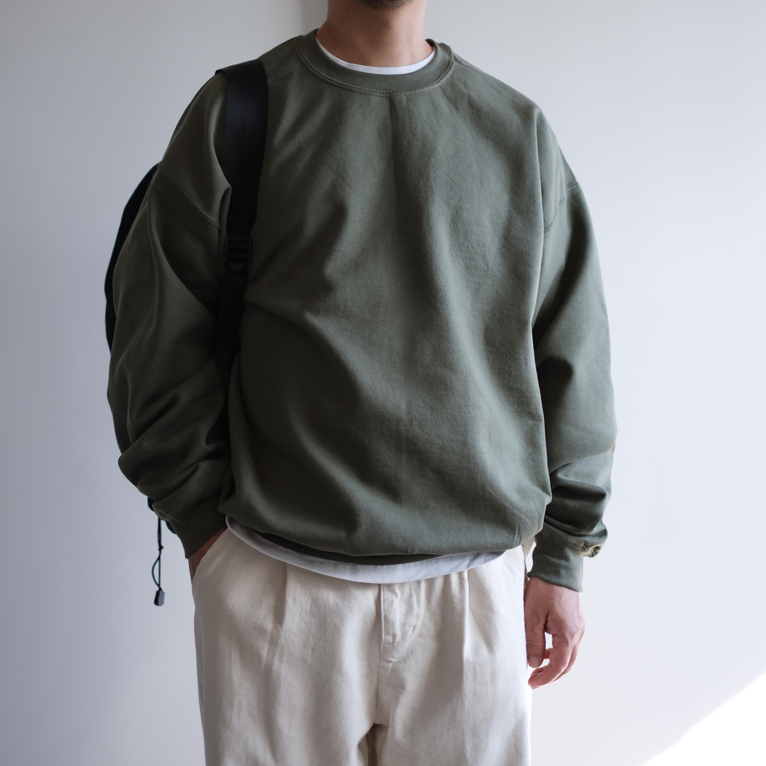 シンプル無地のオーバーシルエットプルオーバー / 手刺繍 / スモークグリーン