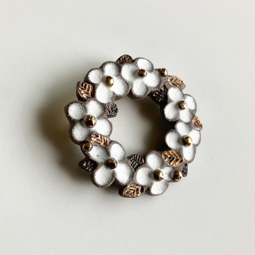 陶器ﾌﾞﾛｰﾁ ちいさな花冠 ブローチ Nassun 通販 4661176｜Creema(クリーマ)