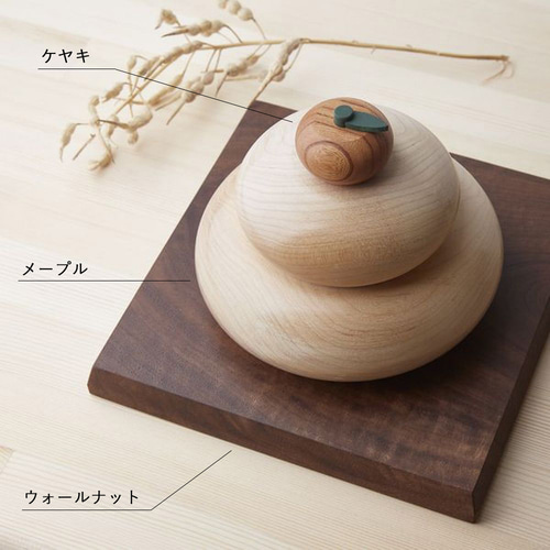 木製鏡餅飾り　紙箱入り中サイズ　手彫りタイプ 木製鏡餅飾り 紙箱入り中サイズ 手彫りタイプ