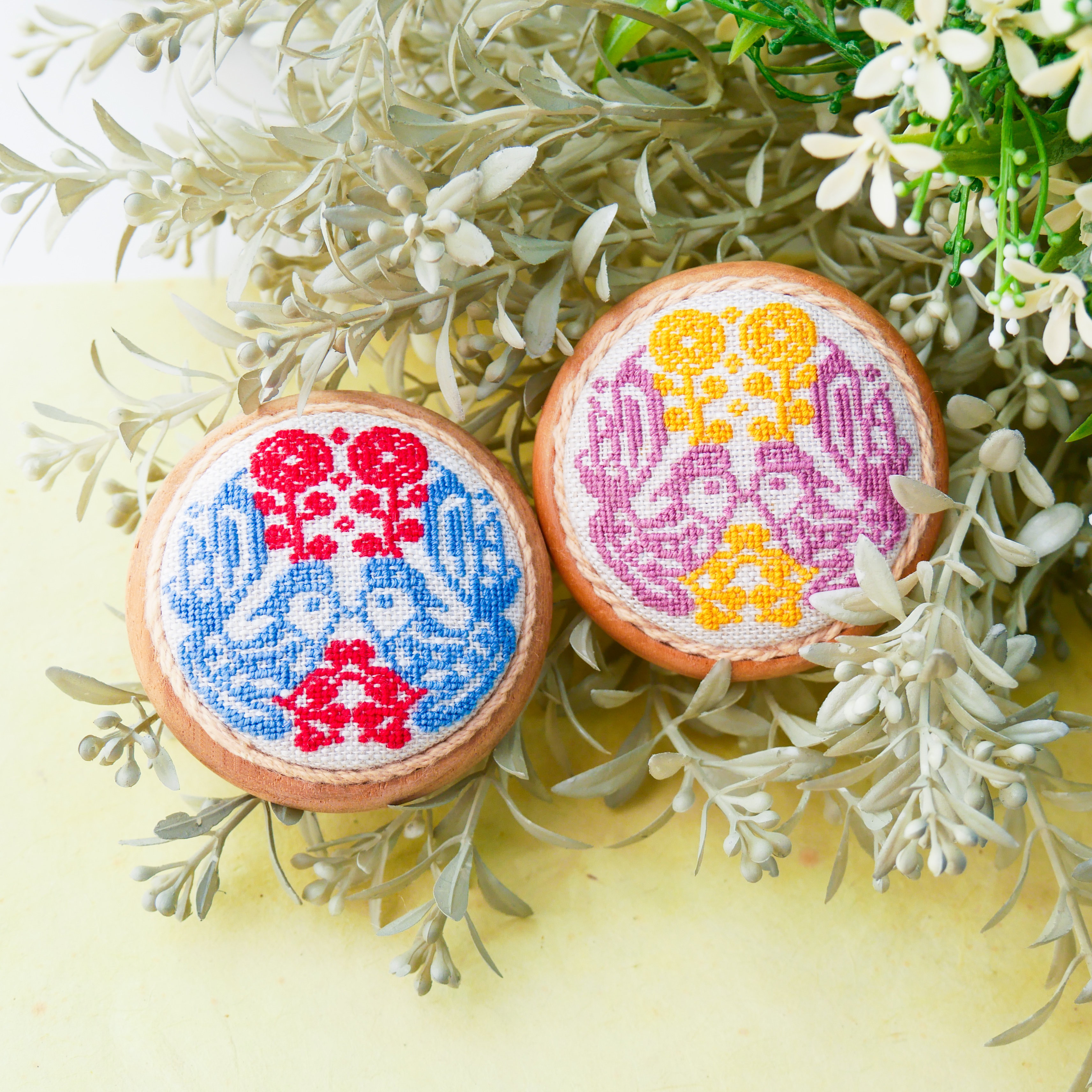 定番の冬ギフト くるみボタン　鳥刺繍　ブローチ 58mm その他