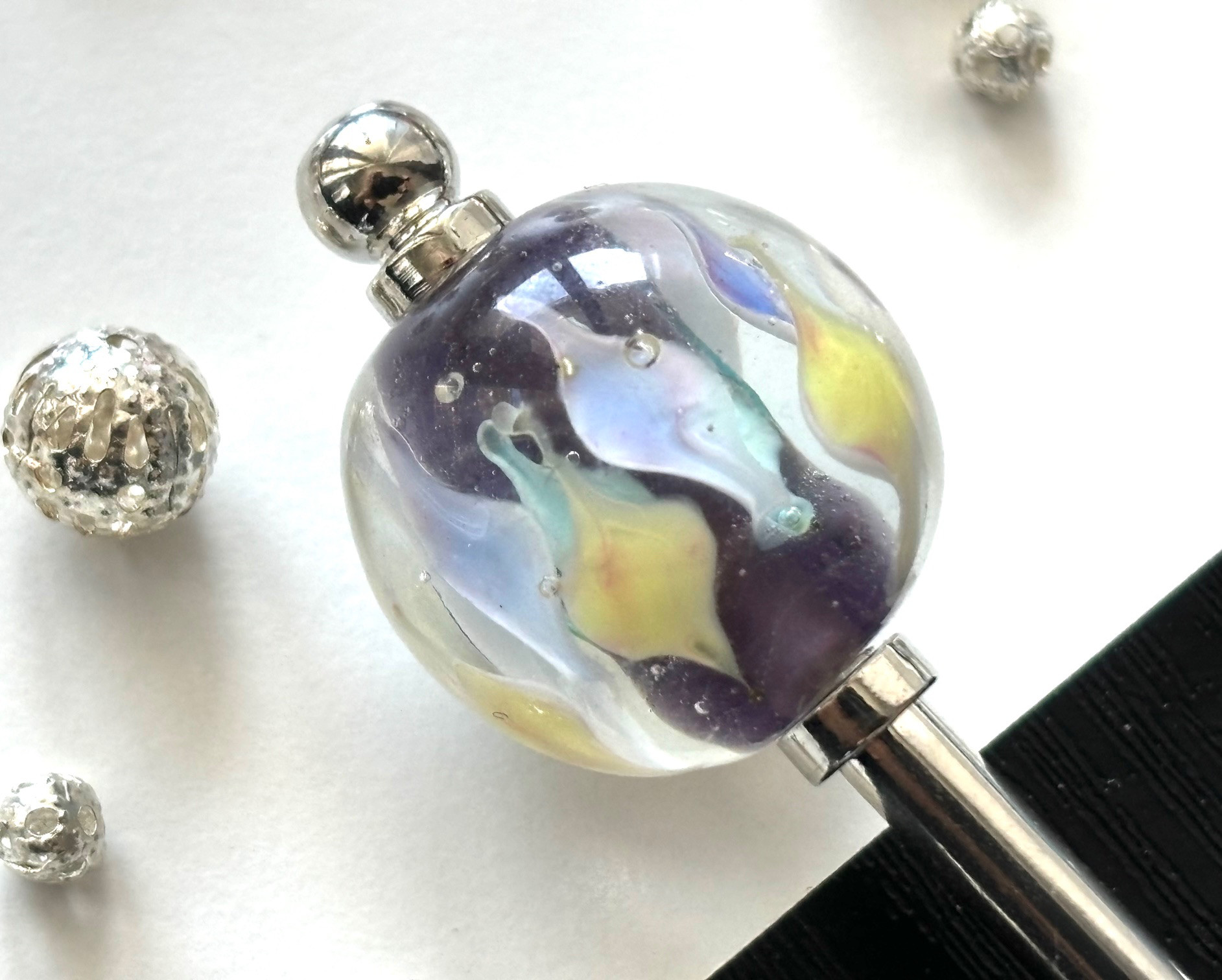 かんざし　人魚の鱗の様な紫のとんぼ玉　パープル　一本挿し　一本簪　透明　クリア　夏　涼しげ　蜻蛉　トンボ玉　0230