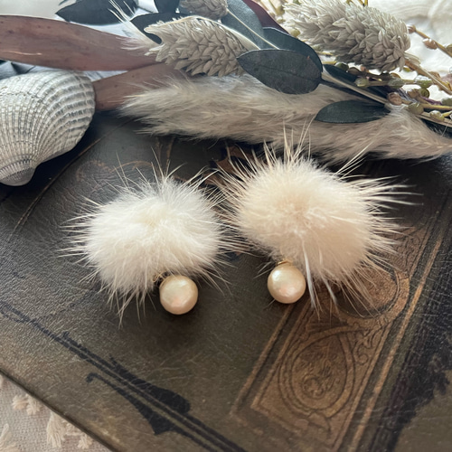 ミンクファーとコットンパールのピアス ピアス（スタッド・一粒