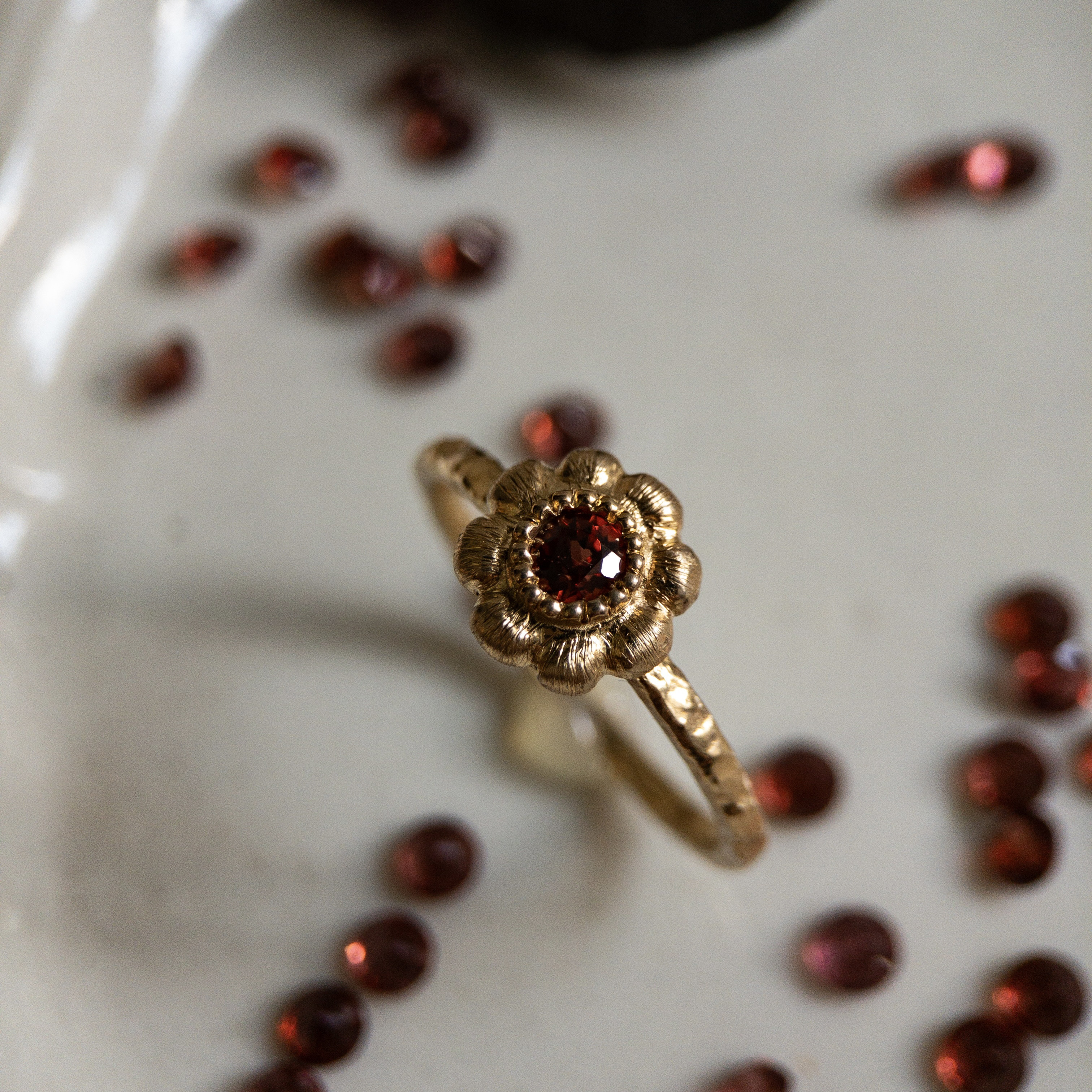 １月の誕生石　K18GP  ガーネットの小花リング　K18GP真鍮