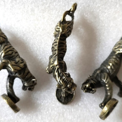 銭虎 虎 1個 トラ 寅 風水グッズ ストラップ 真鍮製 銅製 縁起物 玄関 置物 動物 アニマル 干支 キーホルダー 1枚目の画像