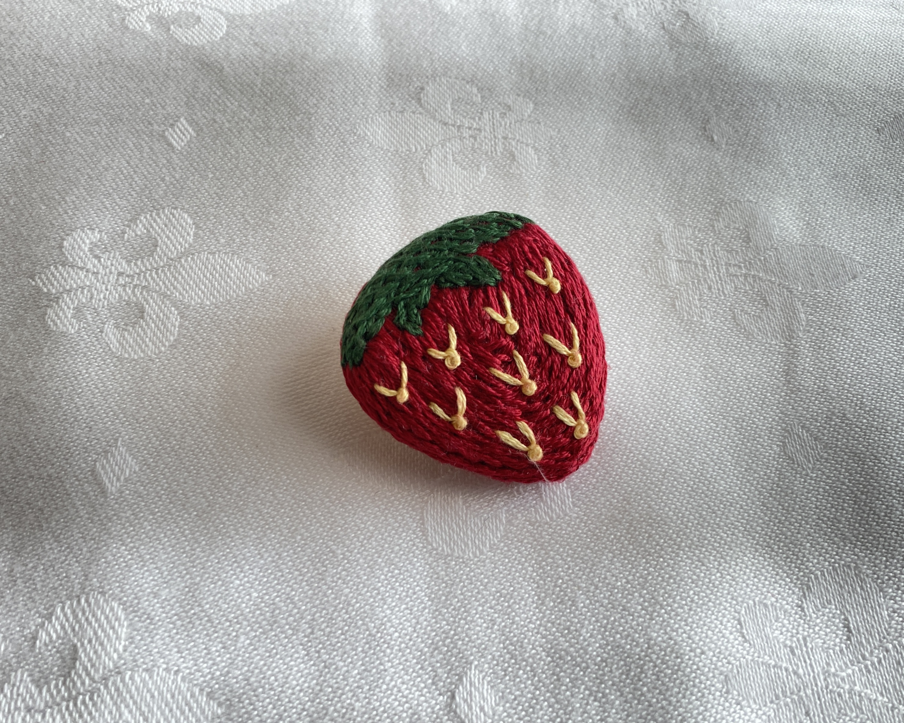 いちご刺繍のブローチ ブローチ kawazoe miho 通販 467880