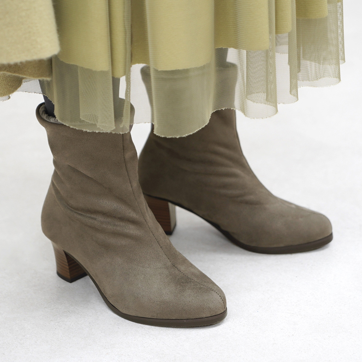 【30%OFFセール】ブラックスエード ショートブーツ 内側ボア ヒール (MIFFY) 【納期5日以内発送】