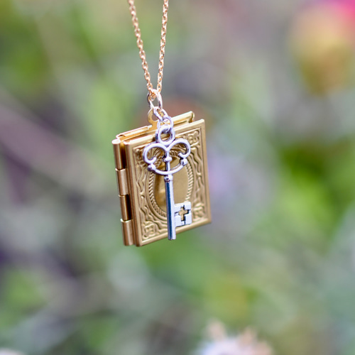 本型）ブックロケットと鍵チャームのネックレス（ゴールド＆シルバー