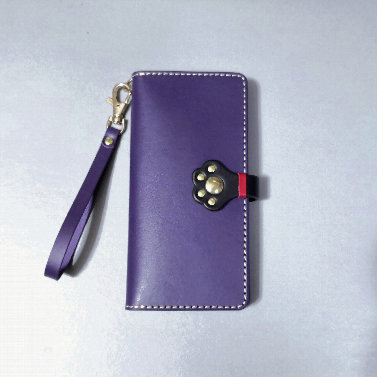 ＊カラーオーダー可＊肉球が可愛い 猫 in 手帳型レザースマホケース＊ストラップ付き／紫／全機種