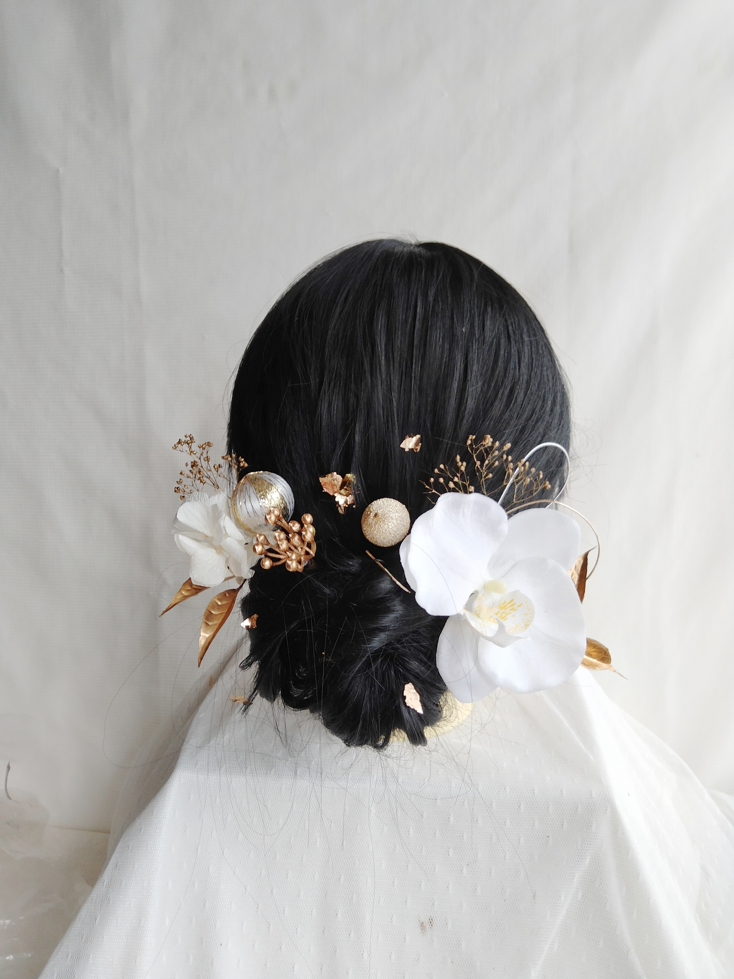 D10　胡蝶蘭と水引き・和玉かんざしの和装髪飾り　黒髪　タイトシニヨン　白無垢ヘア　結婚式ヘア　成人式へア　卒業式ヘア