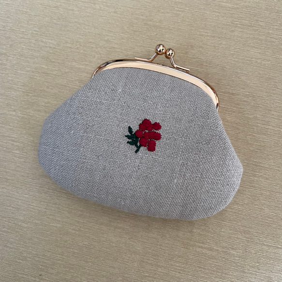 （両面刺繍）刺繡がまぐち　赤い実　　リネン 2枚目の画像