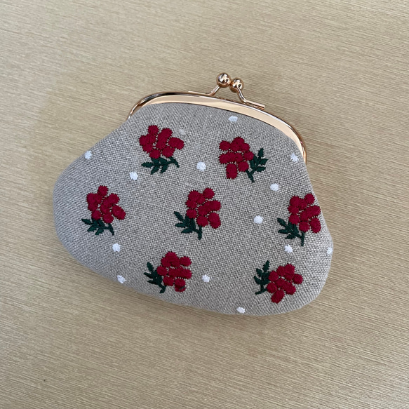 （両面刺繍）刺繡がまぐち　赤い実　　リネン 1枚目の画像