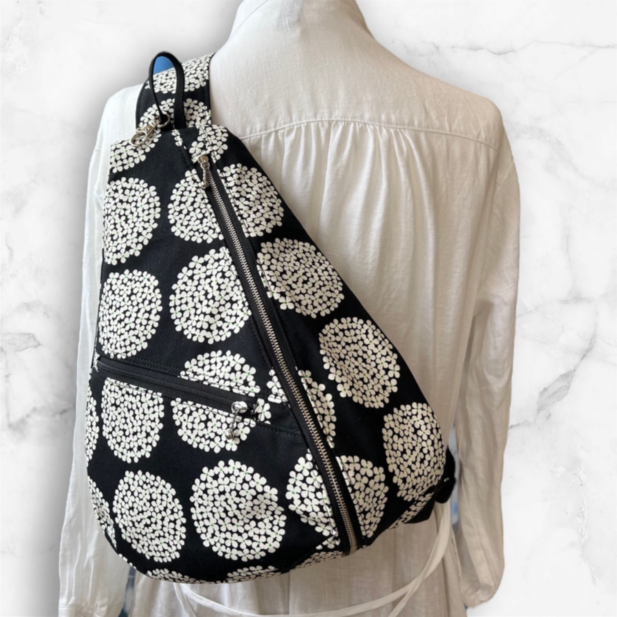 左ききさん しずく型 ワンショルダーバッグ ボディーバック　ショルダーバック　軽量　長さ調節可能 紫陽花黒① 全11色