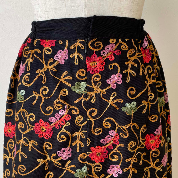 華やかなカシミール刺繍のスカート 黒地 セミタイト M 6枚目の画像