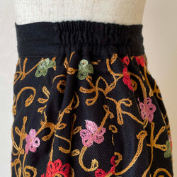 華やかなカシミール刺繍のスカート 黒地 セミタイト M 5枚目の画像