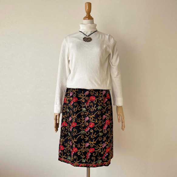 華やかなカシミール刺繍のスカート 黒地 セミタイト M 8枚目の画像