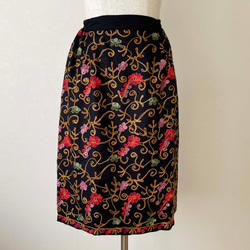 華やかなカシミール刺繍のスカート 黒地 セミタイト M 2枚目の画像