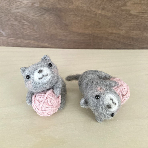 毛糸玉大好き猫 グレー 羊毛フエルトキーホルダー 羊毛フェルト monaka