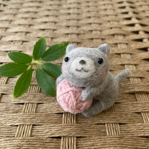 毛糸玉大好き猫 グレー 羊毛フエルトキーホルダー 羊毛フェルト monaka