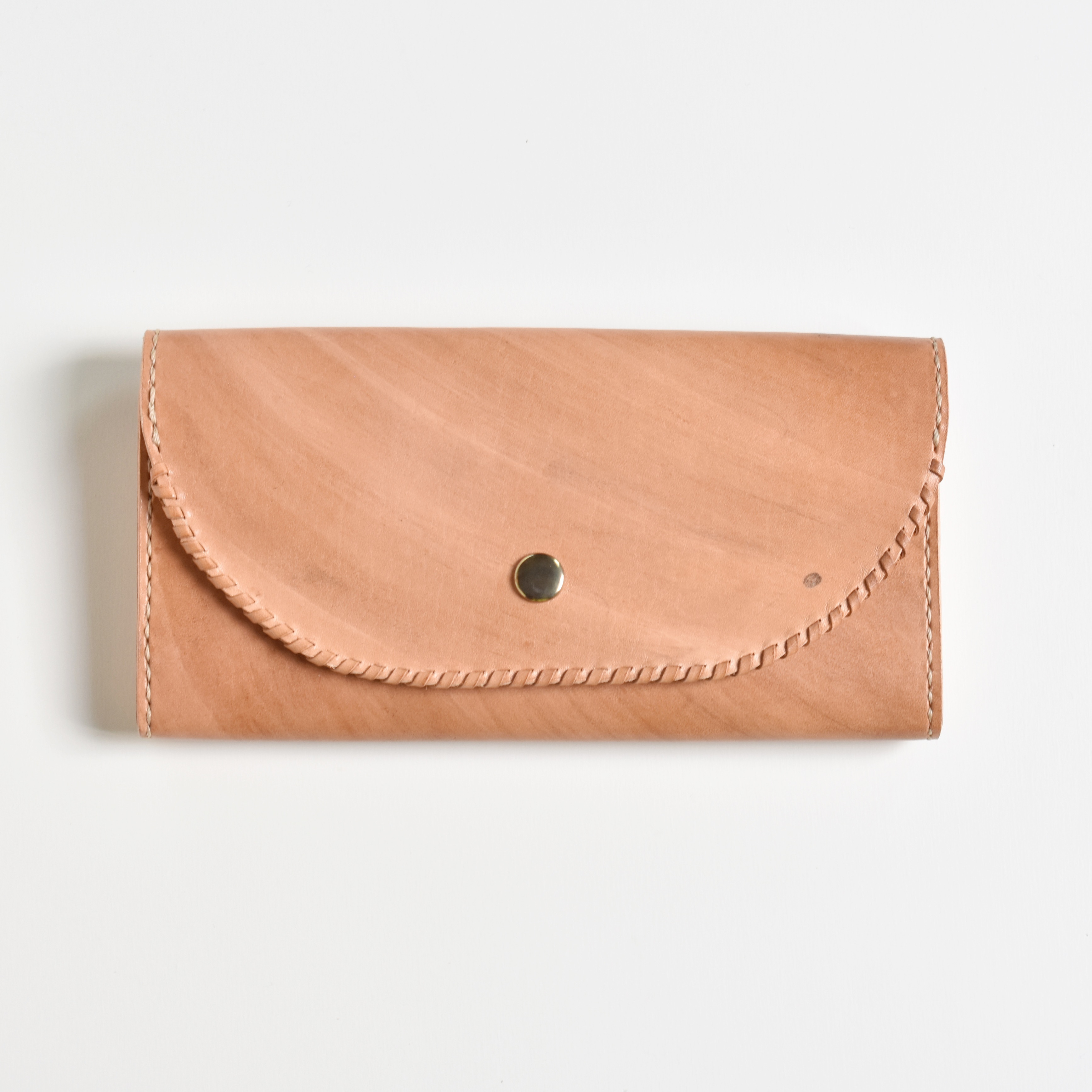 革の手染め財布「mokha（三つ折り長財布）」