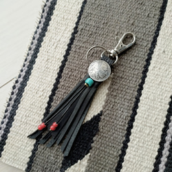 本革☆裂き布のタッセルキーホルダー☆コンチョ付き 34ac3774b44cc12722fdf824c46223