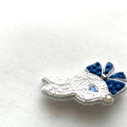 うさこ ビーズ 刺繍ブローチ ハンドメイドアクセサリー ビーズ刺繍のブローチ -白ウサギ- ブローチ Belva! 通販 8288044