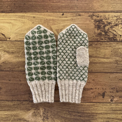北歐拉脫維亞傳統圖案手套（米色 x 綠色） 第1張的照片