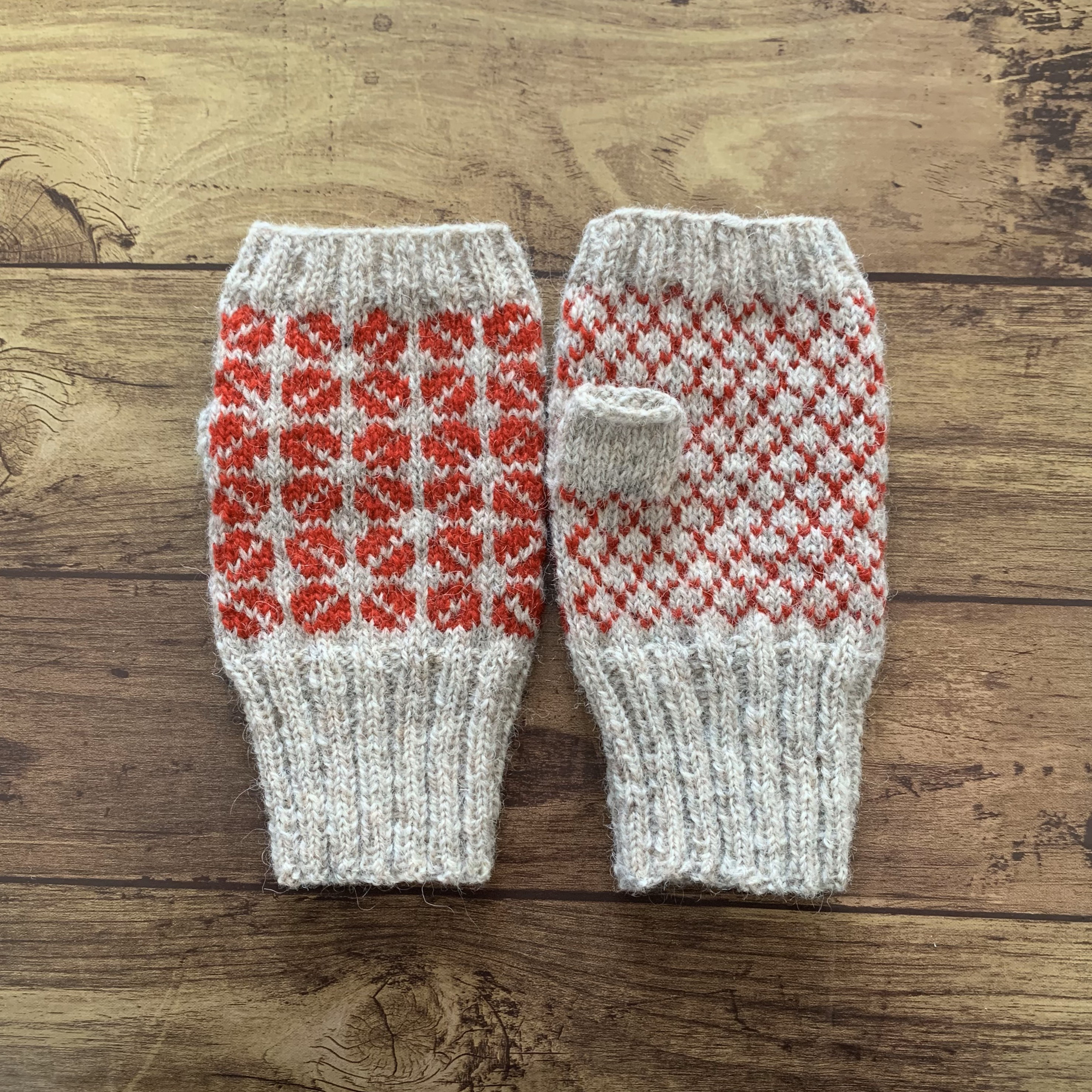 【受注制作】北欧ラトビア伝統柄のハンドウォーマー（ベージュ×レッド）