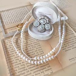 【補貨】復古珍珠白奶茶珠刺繡胸針生日母親節禮物禮物 第3張的照片