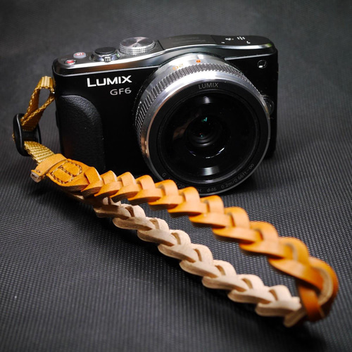 ヌメ革製☆トリック三つ編みのカメラ用レザーストラップ☆ブラック