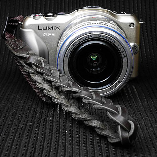 ヌメ革製☆トリック三つ編みのカメラ用レザーストラップ☆ブラック