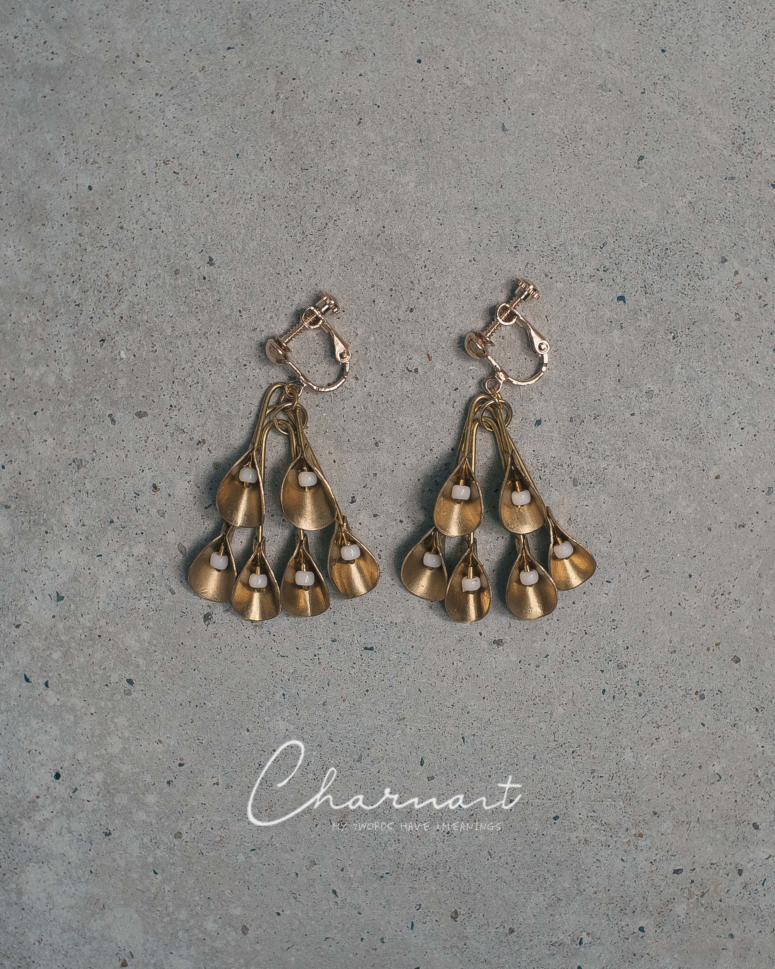 名入れ無料｜真鍮イヤリング「スローモーション」｜揺れる花びら・大ぶり・特集掲載・左右セット