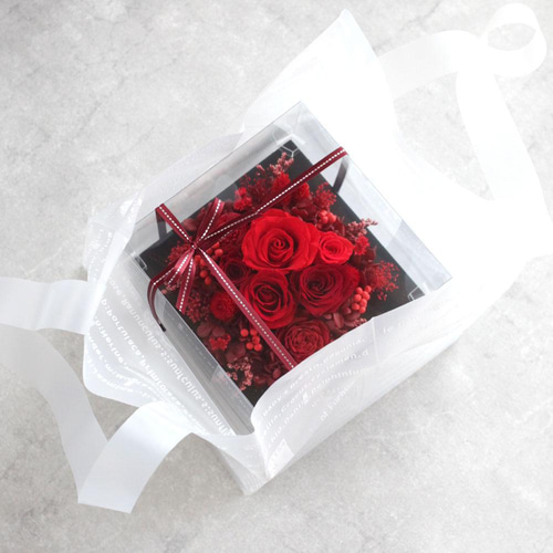 ギフトにおすすめ！】モダンな赤バラと黒のフレームアレンジ・赤