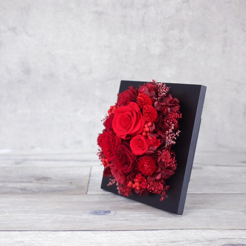ギフトにおすすめ！】モダンな赤バラと黒のフレームアレンジ・赤/壁